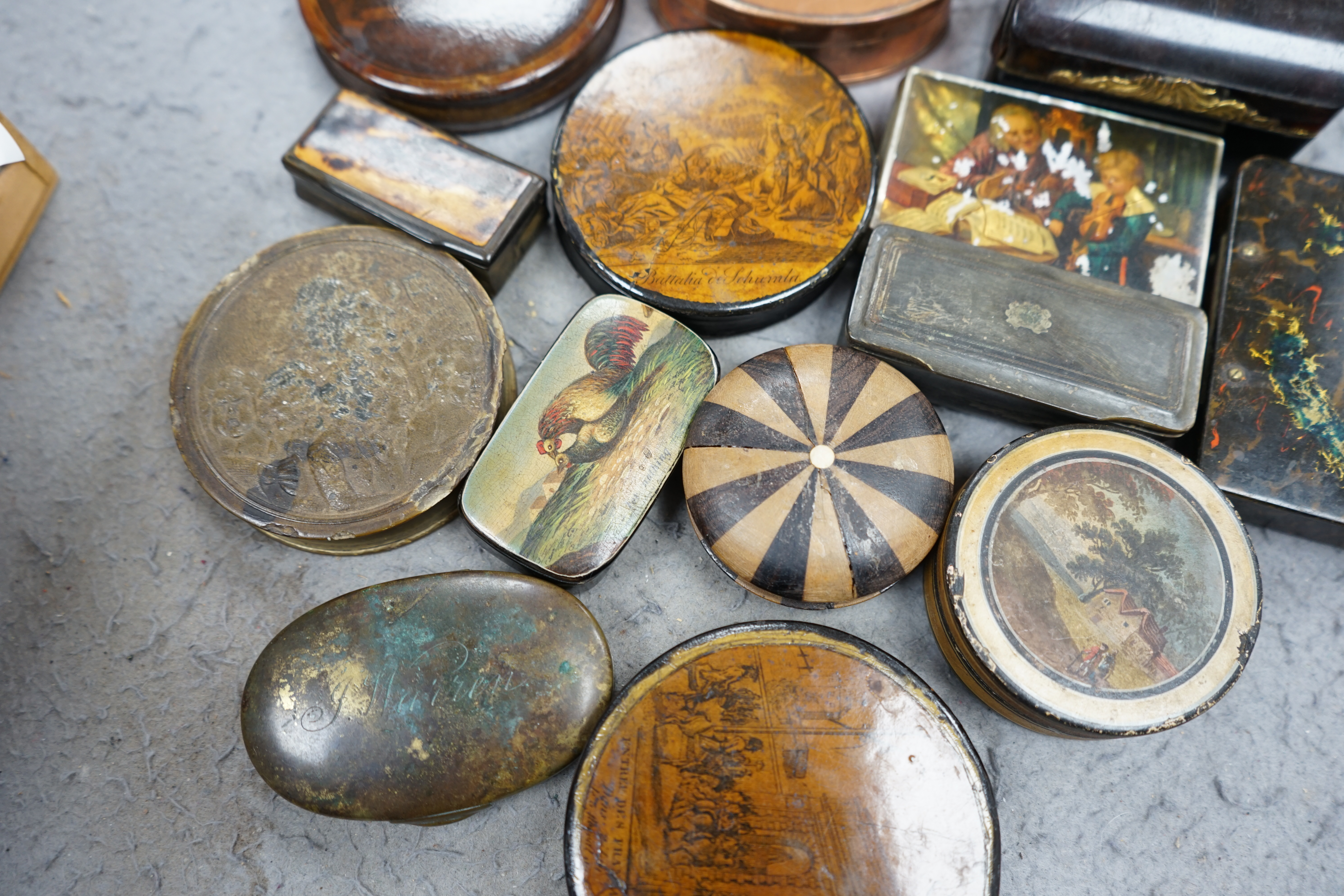 Assorted 18th / 19th century treen, tortoiseshell, horn and metalware snuff boxes, horn box 8cm diameter (14). Condition - most damage due to use